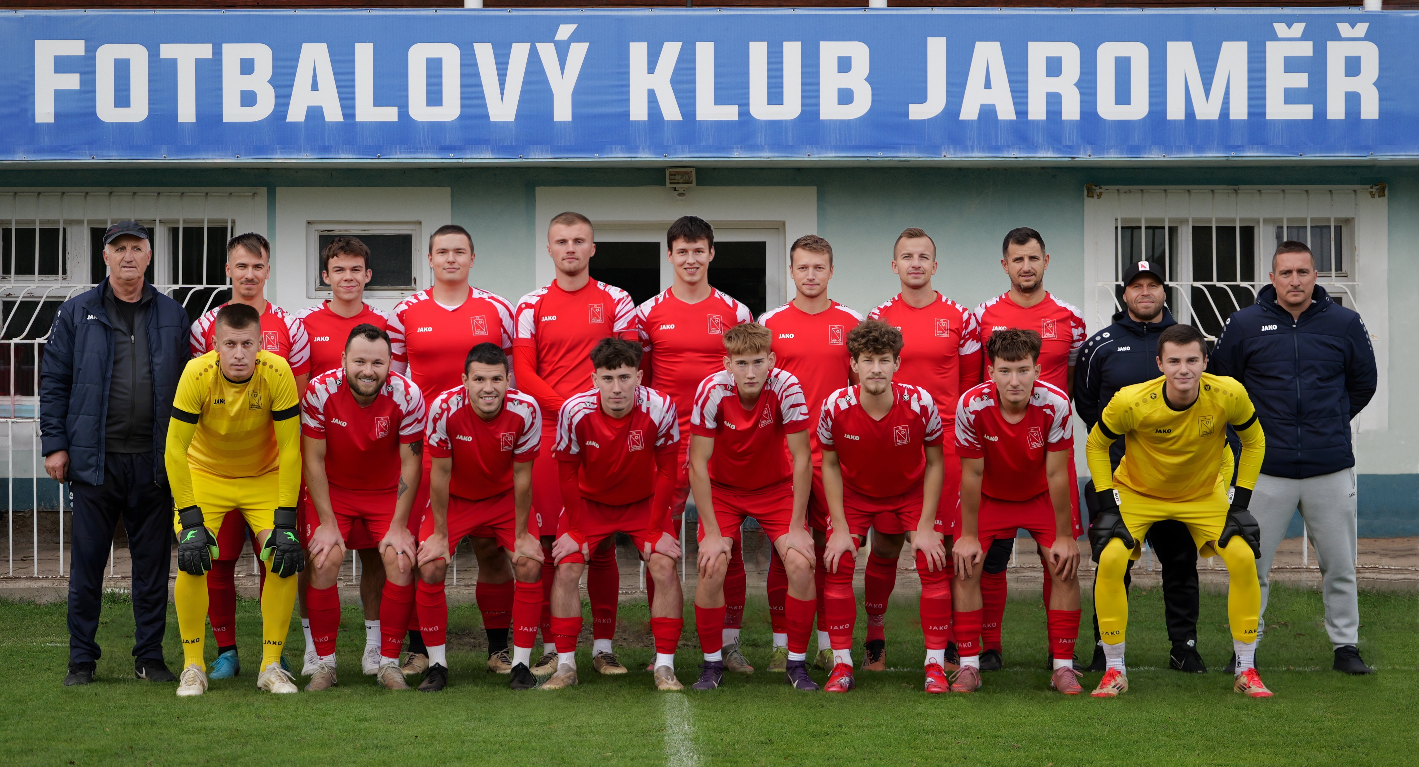 Zadní řada zleva: Jiří Podolník st. - vedoucí mužstva, Jan Prokš, Jiří Rezek, Jiří Kudrnáč, Jakub Bajer, Šimon Rind, Aleš Pohořálek, Adam Horák, Jiří Podolník ml., Jiří Poděbradský - trenér, Zdeněk Rada - předseda klubu.
Přední řada zleva: Oleh Prochyra, Ondřej Častvaj, Daniel Valášek, Jiří Karel, František Hemelík, Lukáš Skalický, Šimon Moravčík, Oleksandr-Petro Maurits.
Na fotografii chybí: Lukáš Červenka a Dominik Novák. Foto: Václav Mlejnek 12. října 2025.